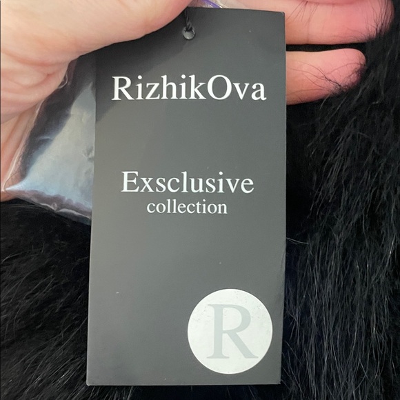 Elegant Black Fur Trim Cape - Picture 6 of 7